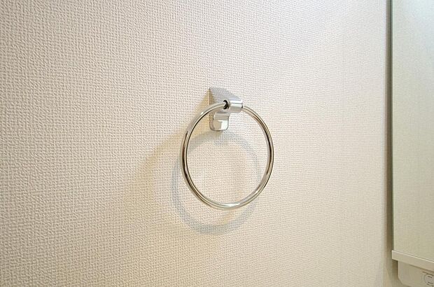 タオル掛け、これは必要です。標準装備されていますので、後から設置する手間も省けます。