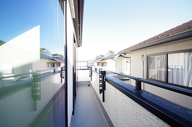 陽光あふれるバルコニーは、たくさんの光を浴びることができるのでお洗濯物やお布団もしっかり干せます。