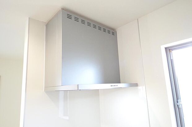 キッチン上部には、スッキリとしたスリム型レンジフードが標準装備されております。