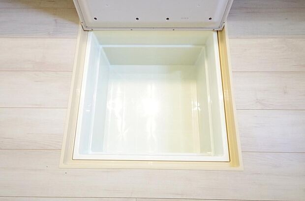 ミネラルウォーター、缶詰、非常食のストックに便利です。空間を有効に利用した収納です。