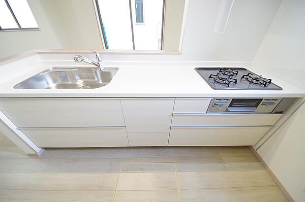 キッチンには耐久性が高く、お手入れも簡単で人工大理石トップを採用して、キッチンを優雅に演出しました。