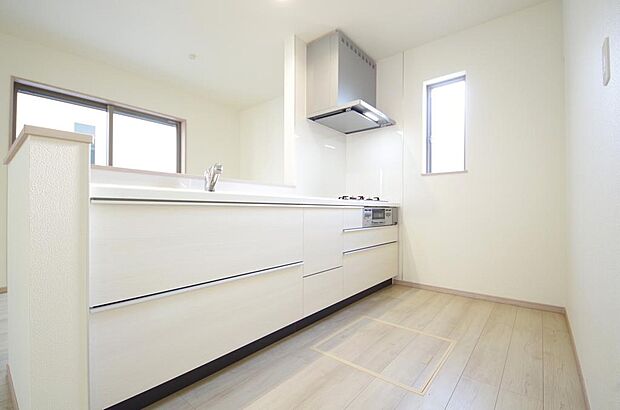 リビング ダイニング全体が見渡せるキッチンは、リビングのお子様の様子を見守りながら家事ができます。