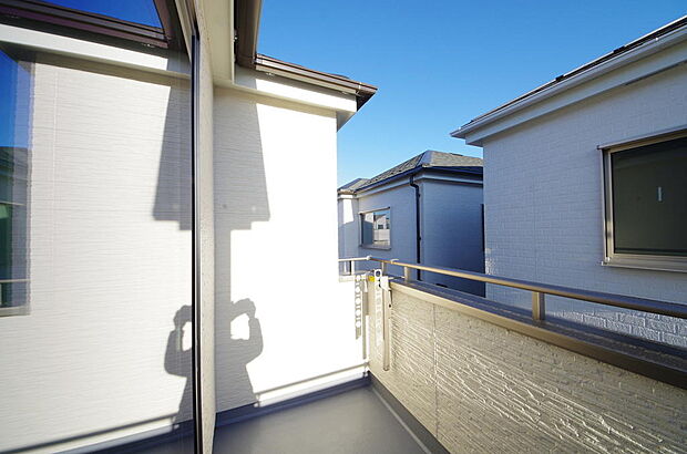 陽光あふれるバルコニーは、たくさんの光を浴びることができるのでお洗濯物やお布団もしっかり干せます。
