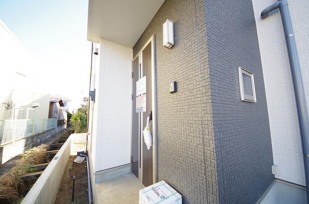 玄関はいわばその邸宅の顔です。だからこそ、迎賓のためにしつらえを細部まで施しました。