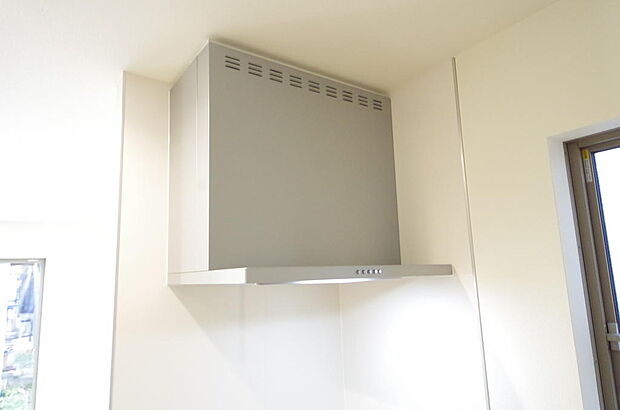 キッチン上部には、スッキリとしたスリム型レンジフードが標準装備されております。