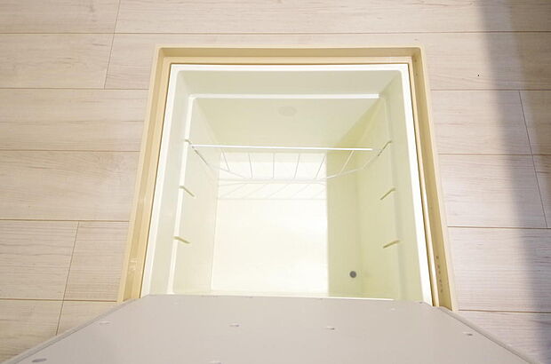 ミネラルウォーター、缶詰、非常食のストックに便利です。空間を有効に利用した収納です。