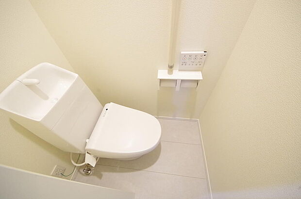 少ない水を有効に使って、汚れも効率よく洗浄します。便器は奥までふちのない掃除がしやすい形状です。