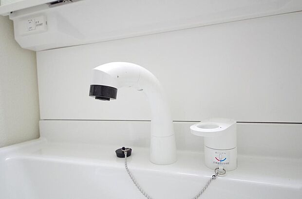 洗面台の給水口はホースが伸びるので朝シャン出来ます。シングルレバーでお湯の温度も楽々調整出来ます。