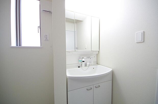 家族全員で利用するパブリックスペースとなりますので、鏡周りの収納ですっきり洗面台がご利用いただけます