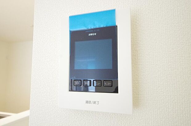 来訪者を映像と音声で確認可能なので、煩わしいセールスにも住戸内で対話可能です。
