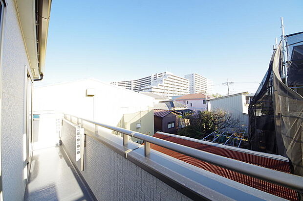陽光あふれるバルコニーは、たくさんの光を浴びることができるのでお洗濯物やお布団もしっかり干せます。