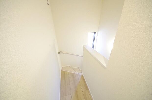 階段には手すりを標準装備することで、お子様やご高齢者の安全性にも配慮しております。