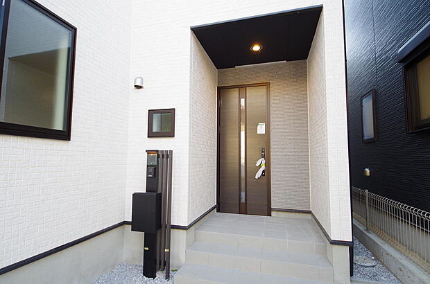 玄関はいわばその邸宅の顔です。だからこそ、迎賓のためにしつらえを細部まで施しました。