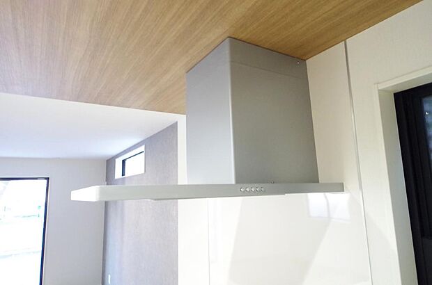 キッチン上部には、ブーツ型の照明付きのレンジフードが標準装備されております。