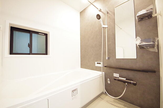 心地よい入浴タイムを追求した大きな浴槽とアクセントパネルで、より高級感が演出されます。