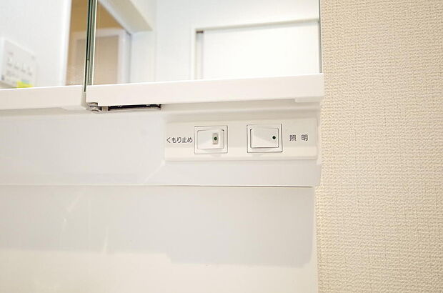 洗面台には、照明とコンセントが標準装備されております。コンセントの容量は1200Wまで大丈夫です。