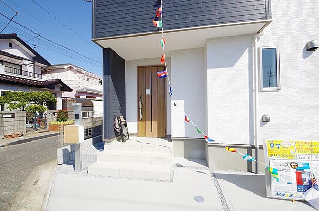 玄関はいわばその邸宅の顔です。だからこそ、迎賓のためにしつらえを細部まで施しました。