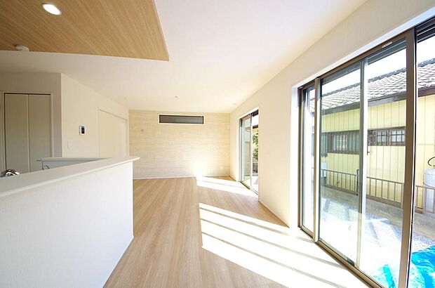 明るい陽光が差し込み開放的なリビング ダイニングを演出し、ゆとりある空間はご満足いただけます。