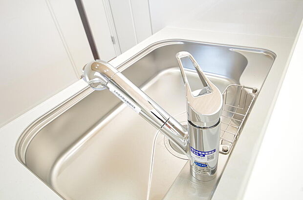 レバー操作一つで水量、温度も調節可能です。また、蛇口には浄水カートリッジも内蔵可能です。