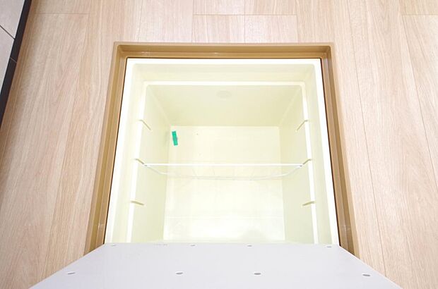 ミネラルウォーター、缶詰、非常食のストックに便利です。空間を有効に利用した収納です。