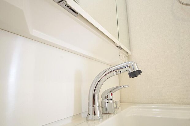 洗面台の給水口はホースが伸びるので朝シャン出来ます。シングルレバーでお湯の温度も楽々調整出来ます。