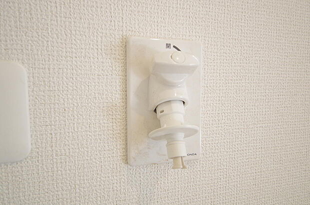 洗濯機用の給水口には蛇口ではなく、全自動洗濯機が設置できる専用の給水口が設置されております。