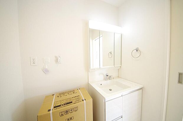 家族全員で利用するパブリックスペースとなりますので、鏡周りの収納ですっきり洗面台がご利用いただけます