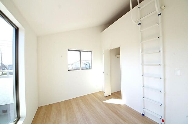 木の質感が優しい床材と豊富な収納が特徴的な、心に温かさを感じる内装です。
