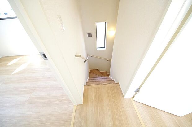 階段には手すりを標準装備することで、お子様やご高齢者の安全性にも配慮しております。