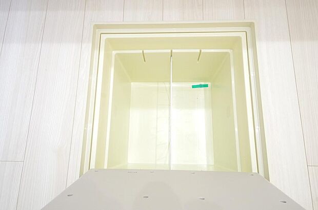 ミネラルウォーター、缶詰、非常食のストックに便利です。空間を有効に利用した収納です。