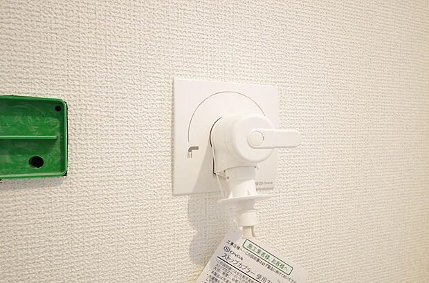 洗濯機用の給水口には蛇口ではなく、全自動洗濯機が設置できる専用の給水口が設置されております。