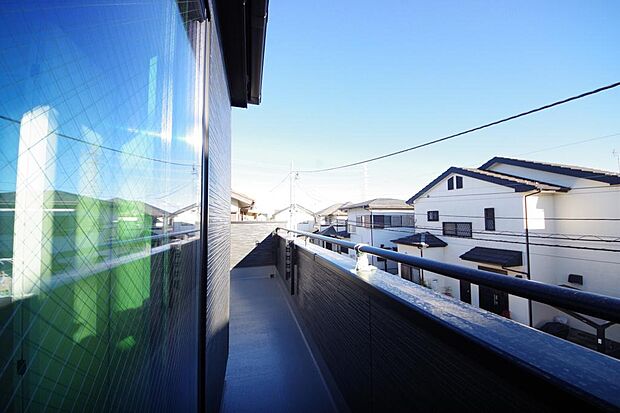 陽光あふれるバルコニーは、たくさんの光を浴びることができるのでお洗濯物やお布団もしっかり干せます。