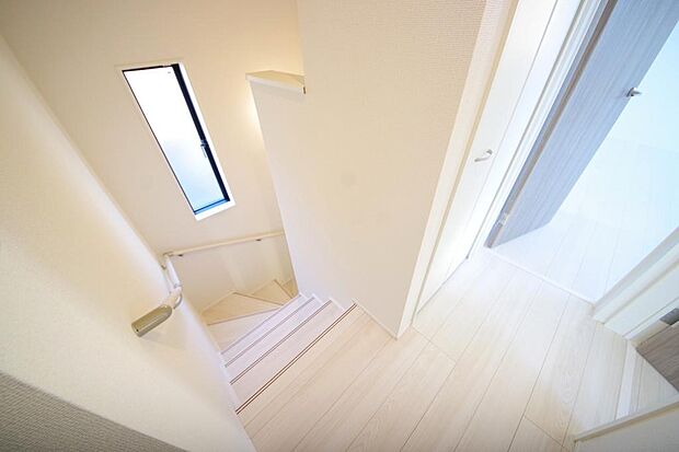 階段には手すりを標準装備することで、お子様やご高齢者の安全性にも配慮しております。