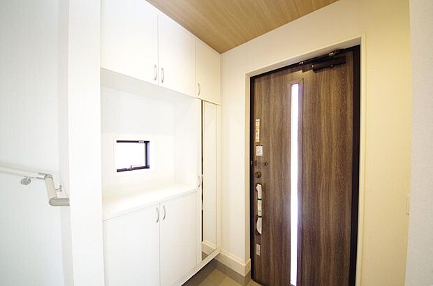 棚板が多く、沢山のの靴が収納可能。棚板は稼働可能ですのでブーツやヒールの高い靴も収納でき便利です。