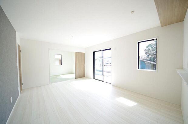 明るい陽光が差し込み開放的なリビング ダイニングを演出し、ゆとりある空間はご満足いただけます。