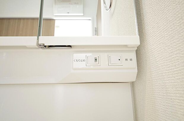 洗面台には、照明とコンセントが標準装備されております。コンセントの容量は1200Wまで大丈夫です。