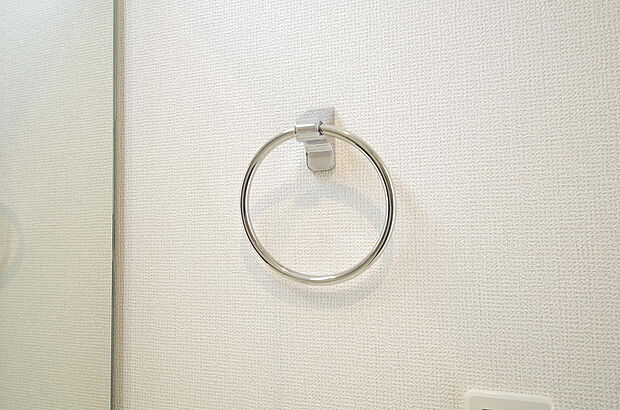 タオル掛け、これは必要です。標準装備されていますので、後から設置する手間も省けます。
