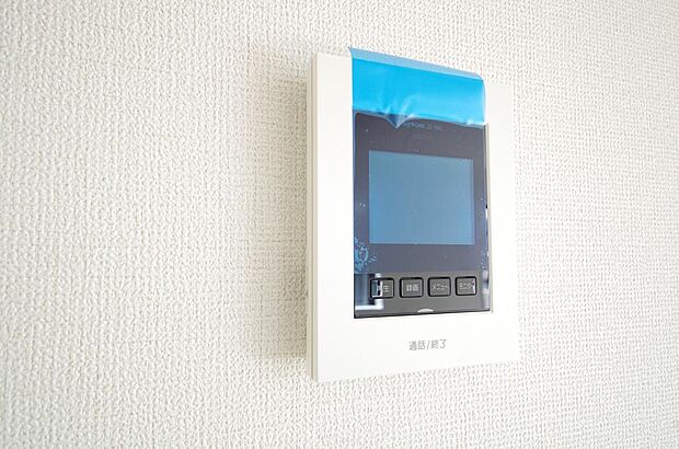 来訪者を映像と音声で確認可能なので、煩わしいセールスにも住戸内で対話可能です。
