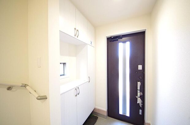 棚板が多く、沢山のの靴が収納可能。棚板は稼働可能ですのでブーツやヒールの高い靴も収納でき便利です。