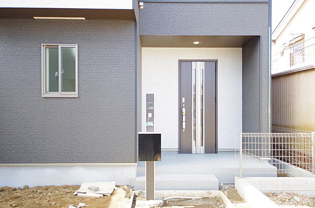 玄関はいわばその邸宅の顔です。だからこそ、迎賓のためにしつらえを細部まで施しました。