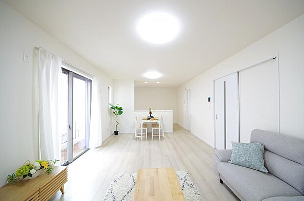 家族皆方が一番長い時間を共有するリビング ダイニング。快適な空間としてご利用いただけます。