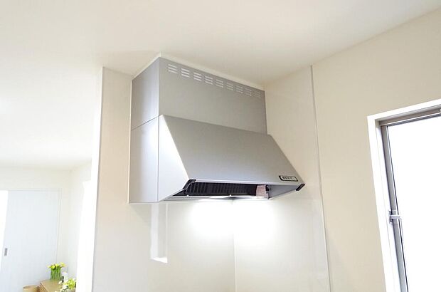 キッチン上部には、スッキリとしたスリム型レンジフードが標準装備されております。