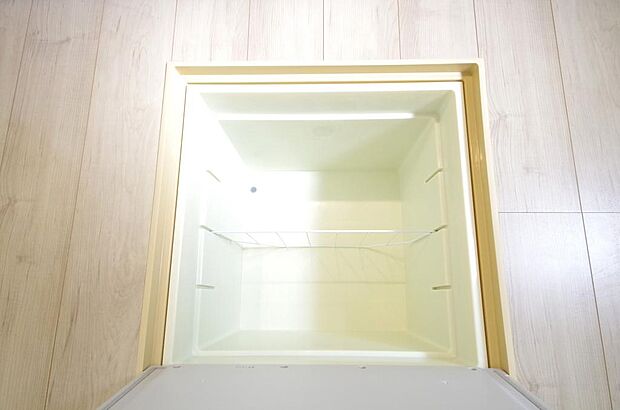 ミネラルウォーター、缶詰、非常食のストックに便利です。空間を有効に利用した収納です。