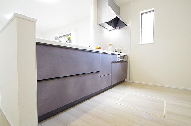 リビング ダイニング全体が見渡せるキッチンは、リビングのお子様の様子を見守りながら家事ができます。