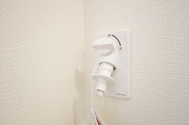 洗濯機用の給水口には蛇口ではなく、全自動洗濯機が設置できる専用の給水口が設置されております。