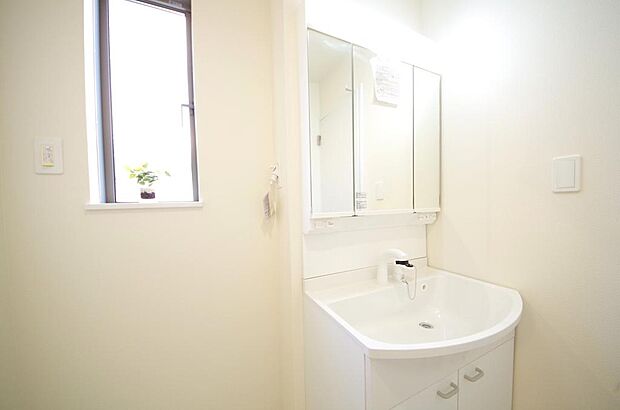 家族全員で利用するパブリックスペースとなりますので、鏡周りの収納ですっきり洗面台がご利用いただけます