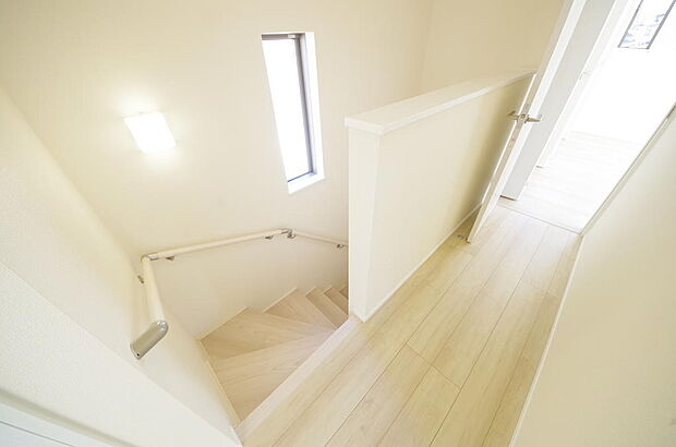 階段には手すりを標準装備することで、お子様やご高齢者の安全性にも配慮しております。