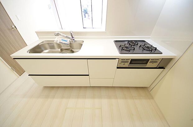 キッチンには耐久性が高く、お手入れも簡単で人工大理石トップを採用して、キッチンを優雅に演出しました。