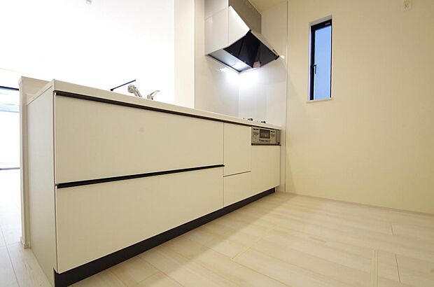 リビング ダイニング全体が見渡せるキッチンは、リビングのお子様の様子を見守りながら家事ができます。