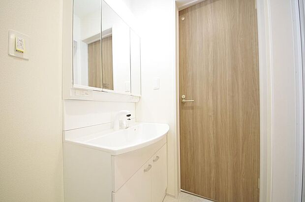 家族全員で利用するパブリックスペースとなりますので、鏡周りの収納ですっきり洗面台がご利用いただけます